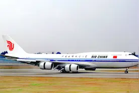 成都市双流国际机场拍飞机，中国国际航空图片