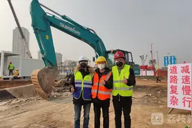 雷神山工人三兄弟：撑不住了就在挖机上打盹，才听说“云监工图片