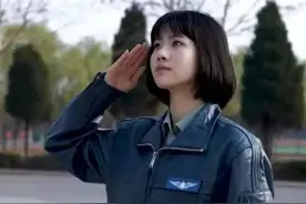 这女人骨子里透露着国人的尊严与骄傲，这才是真正上头条的女人图片