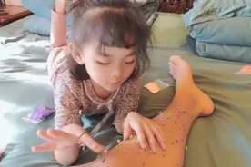 继头发和肚皮之后，女儿又盯上了老爸的腿毛，这用途真的绝了图片