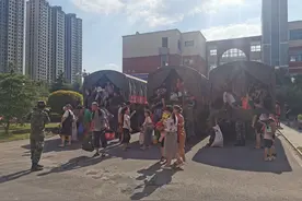 直击浚县科达中学1600余名受灾群众安置：第一顿饭是饺子，安置点设置有电影放映厅图片