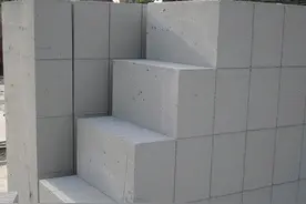 你家农村还用红砖垒墙吗？浪费，如今流行加气砖，冬暖夏凉还抗震图片