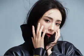 杨幂瑞丽25周年封面，自信从容百变飒酷，，一笑已是风云过图片