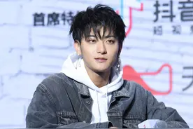 黄子韬的卫衣穿搭帅气十足，搭配牛仔外套少年感满满图片