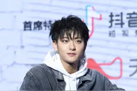 黄子韬的卫衣穿搭帅气十足，搭配牛仔外套少年感满满图片