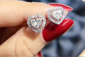 珠宝欣赏---钻石爱心耳钉图片