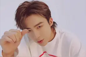 那些年，刘宇宁因为人太高腿太长而闹出来的笑话图片