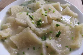 上海妈妈教你做一道细腻爽滑的“小葱肉皮”，嫩白肥厚，葱香四溢图片