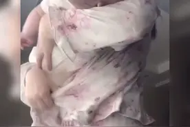 宝妈抱娃的一个小动作感动无数网友，只有当过妈的人才懂图片
