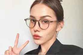 “戴眼镜”的女生这样化妆，眼睛更有灵气！提升颜值，很有氛围感图片