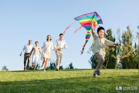 忙趁春风放纸鸢，“安全线”也得握紧哦图片