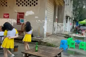 四川一大排档：女子穿短裙当街跳舞，有的男顾客看到羞红了脸图片