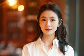 “谋女郎”刘浩存穿白衬衫配白裙，淡雅又漂亮大方，年轻就是好图片