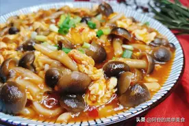 鸡蛋和蟹味菇最棒的做法，微辣鲜香，滑嫩爽脆，实在好好味图片