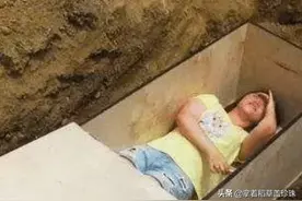 23岁美女为体验“死亡”被埋地下数小时，挖出后众人大惊失色图片