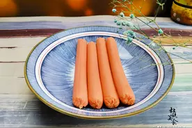 火腿肠暗藏“小机关”，多数人不知道，轻轻一拉，完美剥出不粘皮图片