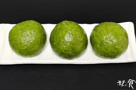 春天湿气重，做馒头用这碗“草汁”来和面，清香翠绿，好吃还养人图片