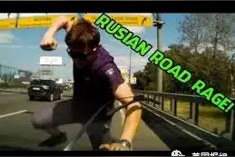 司机和“交警”枪战互殴？在俄罗斯开车，先做好战斗的准备图片