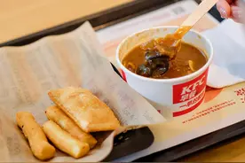 “卖炸了”！河南肯德基今天开卖胡辣汤，“油馍头+菜角+胡辣汤”套餐售价13元图片