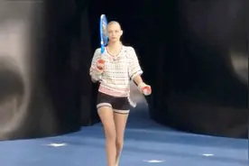 美人鱼 超模嘉玛·沃德 以标志性的娃娃脸走红国际超模界！视频封面