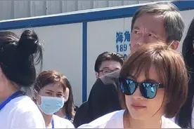 孙俪新剧终于不演女王！白T恤牛仔短裤开机，栗色BOB头变元气少女图片