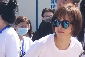 孙俪新剧终于不演女王！白T恤牛仔短裤开机，栗色BOB头变元气少女图片