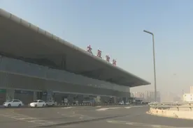 太原南站东西广场连接通道投入运营图片