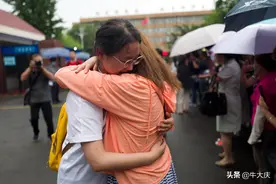 河南安阳高考雨中结束 雨水泪水汗水汇聚成一个个拥抱图片