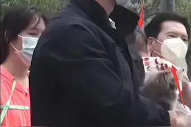 “爱狗”保镖抱，孙女爷爷抱，向华强抱孙女的姿势太有爱了图片