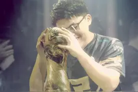 官方引战，最为致命！消费Uzi和厂长引起不满：吃相难看图片