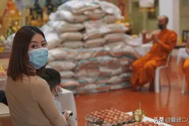 泰国这个寺庙每天做500份盒饭给贫民吃，我去捐赠了400包大米图片