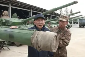 他是抗战失明老兵，因战利品曝光身份，部队用6台坦克前去相迎图片