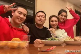24岁国乒主力官宣恋情！携演员女友见家长，准公婆笑得合不拢嘴图片