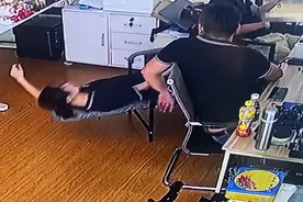 广东一女子午睡时从躺椅滑倒，一旁男同事立马起身，下一举动亮了图片