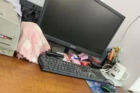 上门给超市老板修电脑，电脑修好不付钱，那就别怪我这么做了图片