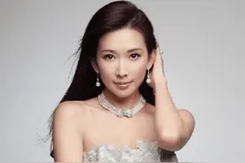 林志玲节目中换睡衣，却忘记有摄像头全程被打马赛克，扎心了图片