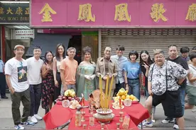 66岁冯宝宝曝近照！街边穿抹胸长裙存风韵，曾因家庭患上精神病图片