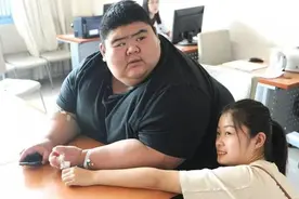 “山东首胖”王浩楠：为爱减重一年瘦400斤，如今爱情事业双丰收图片