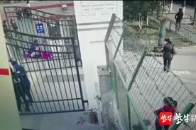 家长强闯校园，保安阻止无效将其抱摔制服图片