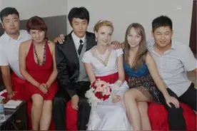 俄罗斯美女来到我国工作，到了晚上才走上街头，他们是想干什么？图片