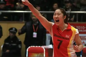 她是郎平钦点的全面主攻，曾是天津女排功勋球员，如今成最美助教图片