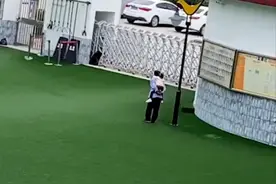 陕西一幼儿园小朋友开学不适应，门卫大爷化身“暖爷爷”抱娃哄娃图片