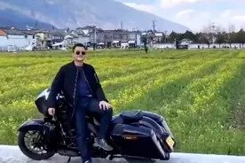 李亚鹏带小女友骑车嗨玩，汪峰女儿与李嫣海边度假，被指穿着大胆图片
