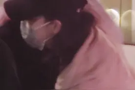 33岁倪妮深夜现身聚餐，素颜露面气质出众，与男性好友熊抱关系好图片