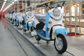 “有电用不到，没电蹬不动”，车主困惑：电动车安装脚蹬有意义吗图片