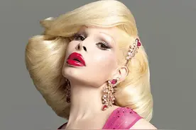 她是前卫艺术的代表人物之一，变性，整容，毁誉参半图片