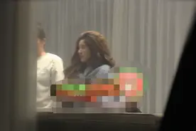 赵露思收工后现身美容院，脸部臃肿似大妈，头发凌乱认不出图片