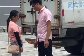 辽宁一女子街边生气，男子贴心劝慰，最后将女子抱着走，网友酸了图片