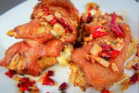 爱吃猪蹄的可以收藏，厨师长在家做脆皮猪蹄，肥而不腻，香酥解馋