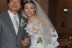 直击濮存昕女儿濮方婚礼：蓝天野主持，于丹证婚，宋丹丹潮范十足图片
